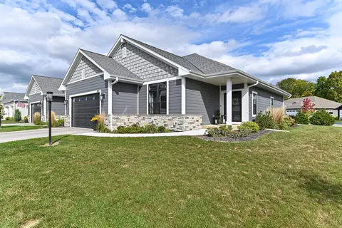 7821 W Stone Rdg, Lannon, WI 53046
