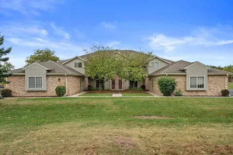 210 W Oak Leaf #6, Oak Creek, WI 53154