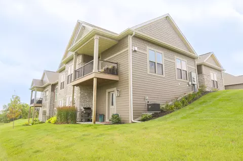 n28w25158 Parkway Rdg #B, Pewaukee, WI 53072