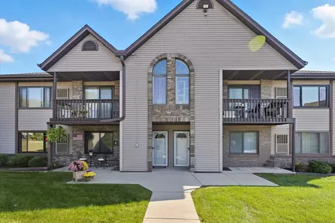 1343 Meadowcreek #B, Pewaukee, WI 53072