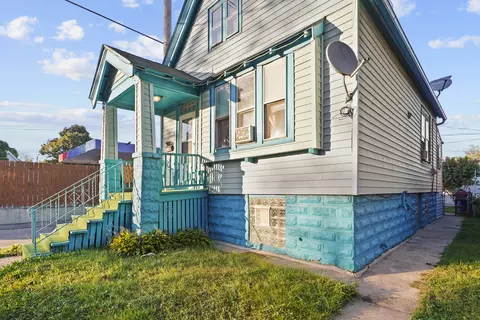 2116 W Burnham, Milwaukee, WI 53204
