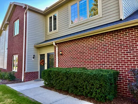 4864 S Forest Rdg, New Berlin, WI 53151