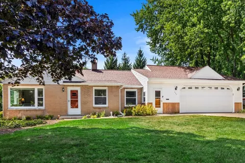 227 Park Crst, Thiensville, WI 53092