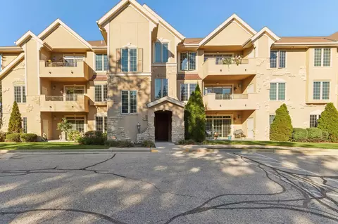 2912 N University #208, Waukesha, WI 53188