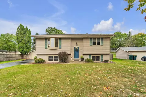 633 Hollybrook, Saukville, WI 53080