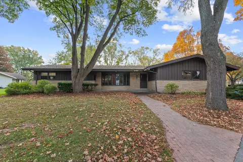 n55w15827 Lavender Lilac, Menomonee Falls, WI 53051