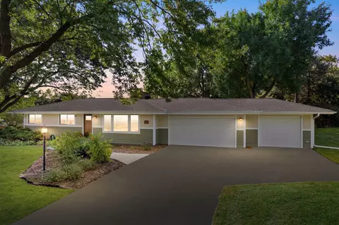21525 Belgren, Waukesha, WI 53186