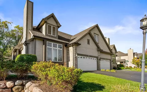 3402 Turnberry Oak, Waukesha, WI 53188