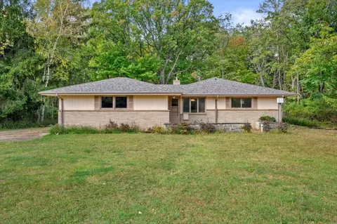9431 N Sleepy Holw, Bayside, WI 53217