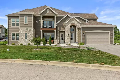 2844 Fox Lk #101, Waukesha, WI 53189