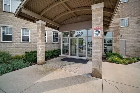 10900 W Bluemound #207, Wauwatosa, WI 53226