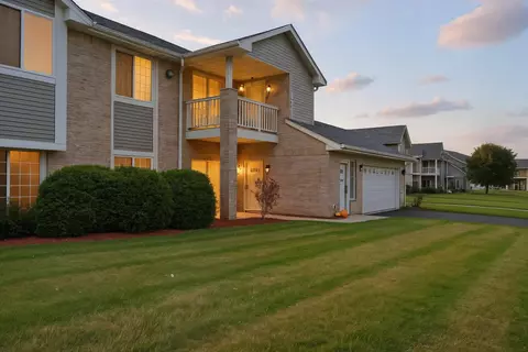 6961 S Rolling Mdws, Oak Creek, WI 53154