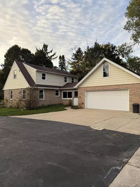 w142n6966 Oakwood, Menomonee Falls, WI 53051
