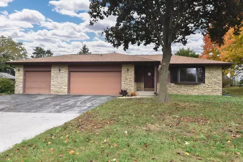 704 Thackeray, Oconomowoc, WI 53066