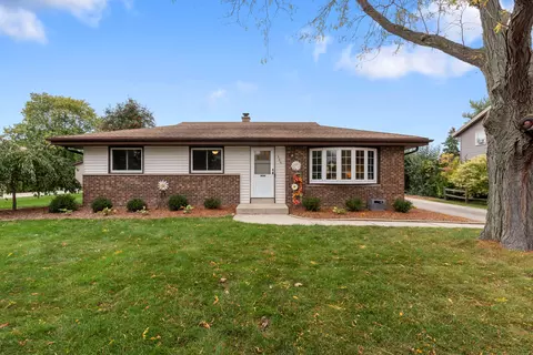 390 E Darlene, Oak Creek, WI 53154