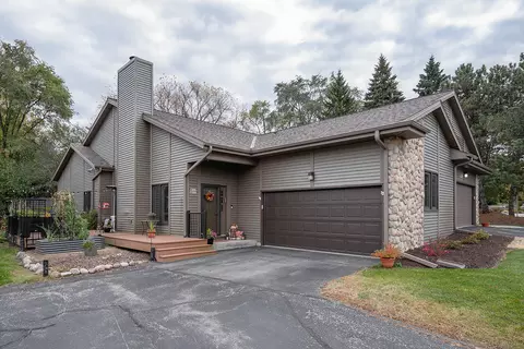 w131n8112 Country Ter, Menomonee Falls, WI 53051