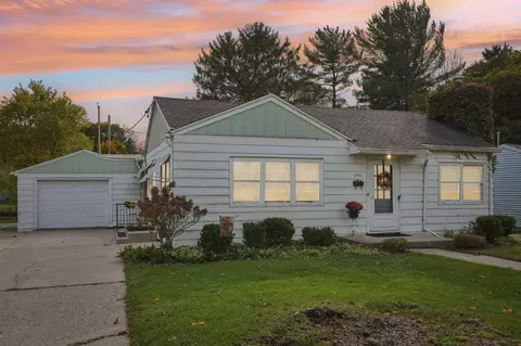 1343 Hillside, Waukesha, WI 53186