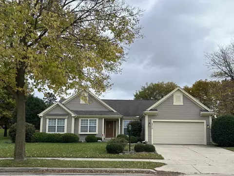2315 Fox Riv, Waukesha, WI 53189