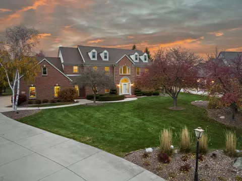 9254 W Wyndham Hls, Franklin, WI 53132