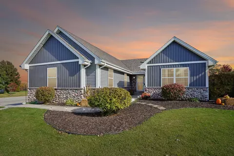 921 E Prairie Vw, Oak Creek, WI 53154