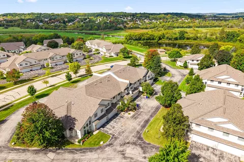 2415 Fox Riv #H, Waukesha, WI 53189