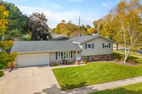 822 Clear Vw, West Bend, WI 53090