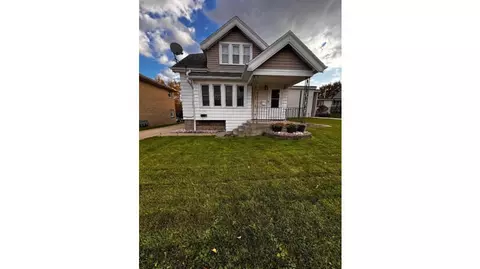 7715 W W Ctr, Milwaukee, WI 53222