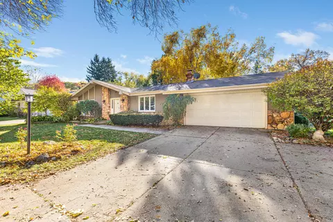 2339 Bramblewood, Waukesha, WI 53188