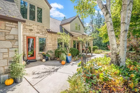 11516 N N Spg, Mequon, WI 53092