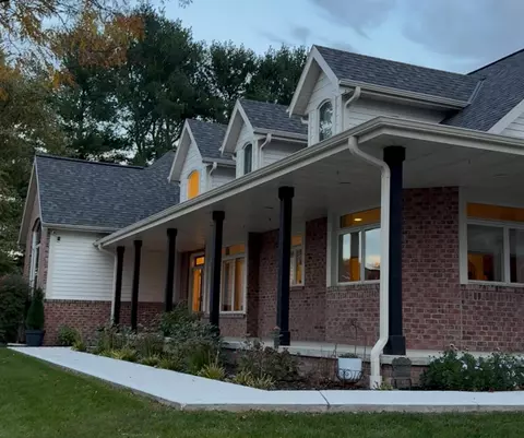 379 Sand Hl, Dousman, WI 53118