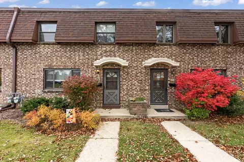 1482 S Coachlight, New Berlin, WI 53151