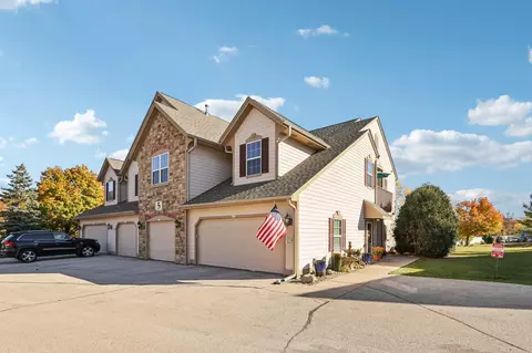 2117 W Vista Bella, Oak Creek, WI 53154