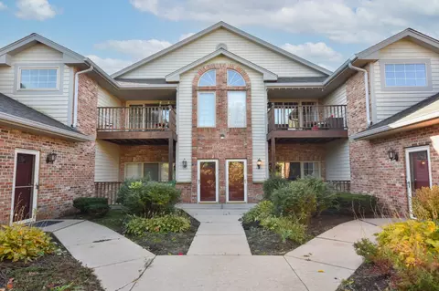 628 Hillcrest #G, Saukville, WI 53080