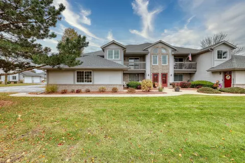 823 Quinlan #E, Pewaukee, WI 53072
