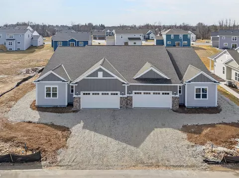 847 Stirling UNIT 45, Oconomowoc, WI 53066