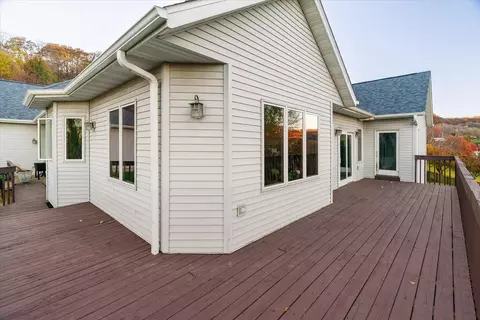 Exterior - 726 4th, La Crescent, MN 55947 photo 2 of 4