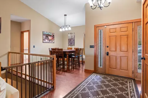 Entry Way - 726 4th, La Crescent, MN 55947 photo 2 of 2