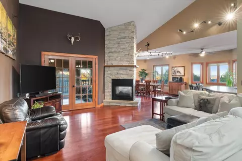 Living - 726 4th, La Crescent, MN 55947 photo 1 of 6