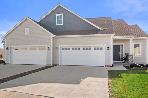 807 Bridlewood #11, Hartford, WI 53027