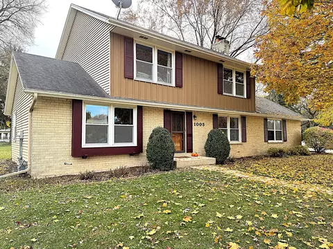 1005 Burr Oak, Waukesha, WI 53189