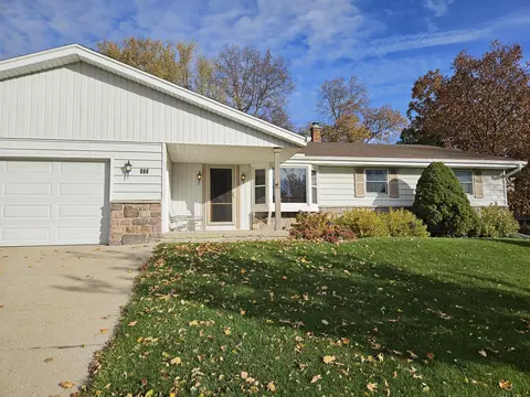 906 Larchmont, Waukesha, WI 53186