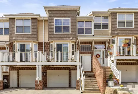 812 Timber Rdg #10, Waukesha, WI 53189