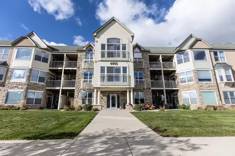 6955 S Riverwood #111, Franklin, WI 53132