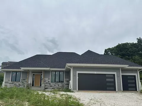 110 Retzer Vw, Waukesha, WI 53188