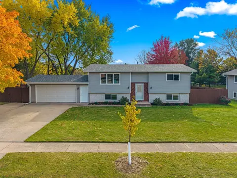 247 Sunny Hl, Oconomowoc, WI 53066