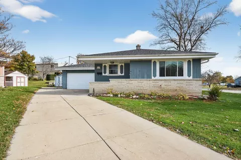 w180n8502 Pineview, Menomonee Falls, WI 53051
