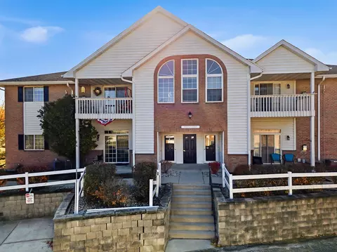 w241n2507 E Parkway Mdw #6, Pewaukee, WI 53072