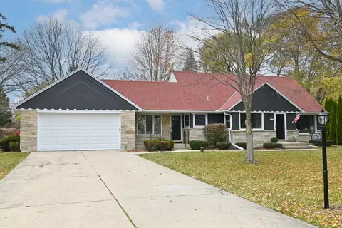10039 N Sunnycrest, Mequon, WI 53092