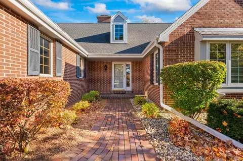 2611 W Lake Vis, Mequon, WI 53092