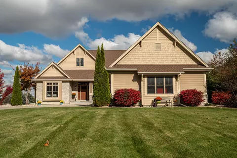 190 High Rdg, Slinger, WI 53086